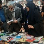 دکتر حداد عادل رئیس فرهنگستان زبان و ادب فارسی از غرفه انتشارات حوزه مشق دیدن کرد