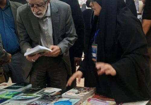 دکتر حداد عادل رئیس فرهنگستان زبان و ادب فارسی از غرفه انتشارات حوزه مشق دیدن کرد